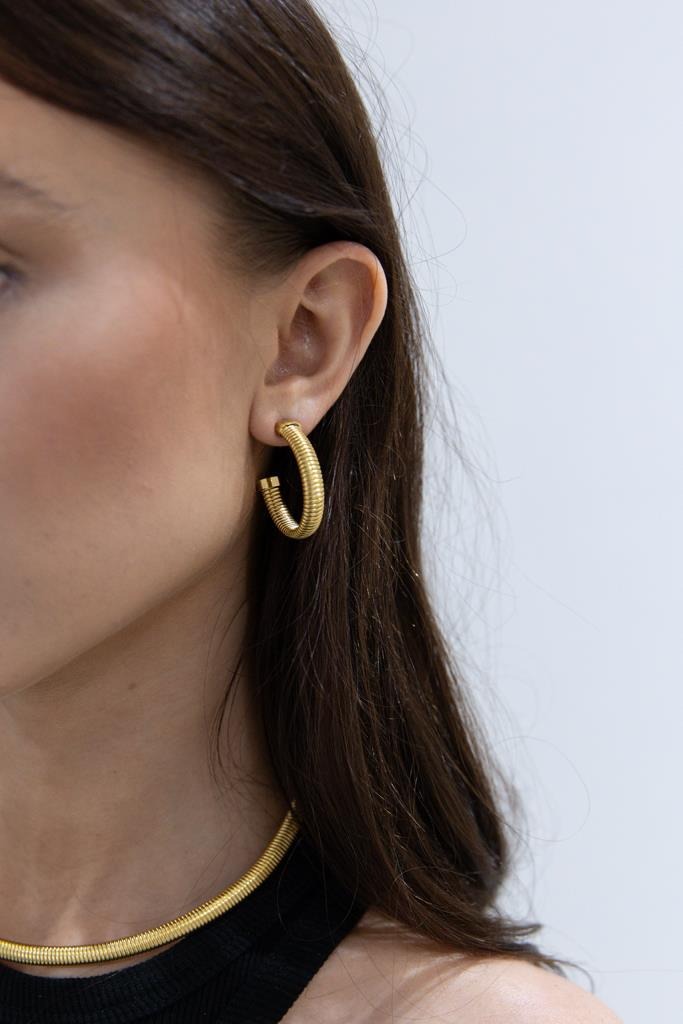 C-shaped ridged Earring in Gold