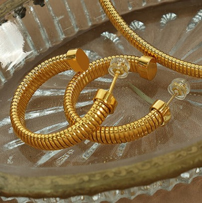 C-shaped ridged Earring in Gold